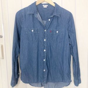 🌟 Levi’s Chambray Button Down Denim Medium